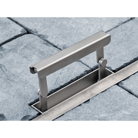 Poignée de la taque à paver premium de SupraBuild posée