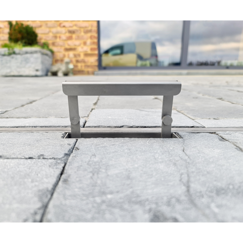 Poignée de la taque à paver premium de SupraBuild posée